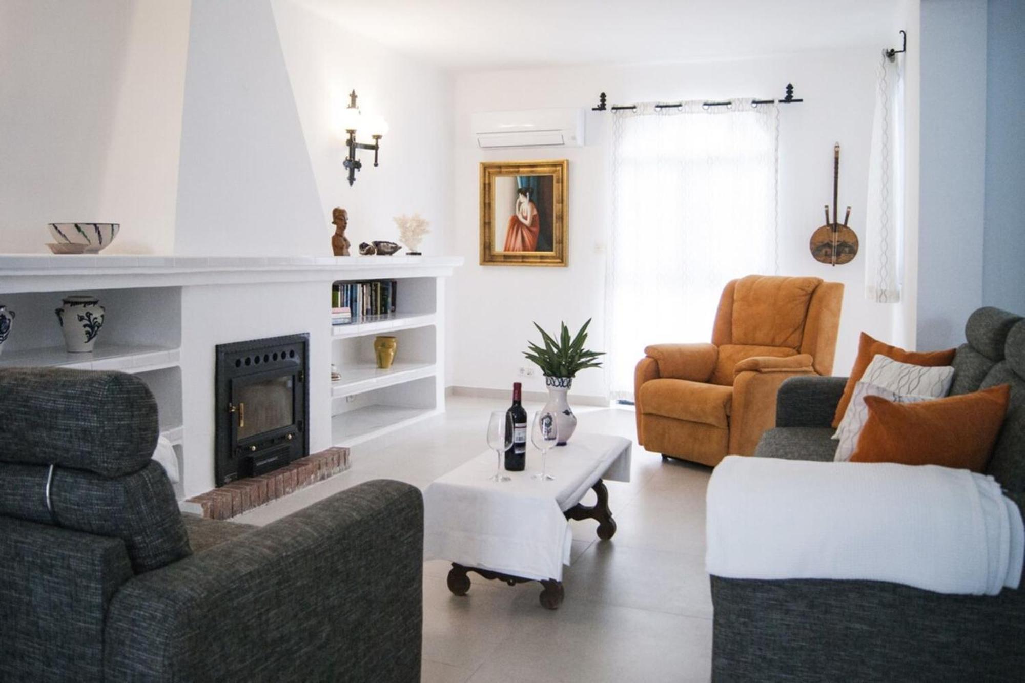 Hébergement de vacances Crisantemos Family House With Garden And Pool *